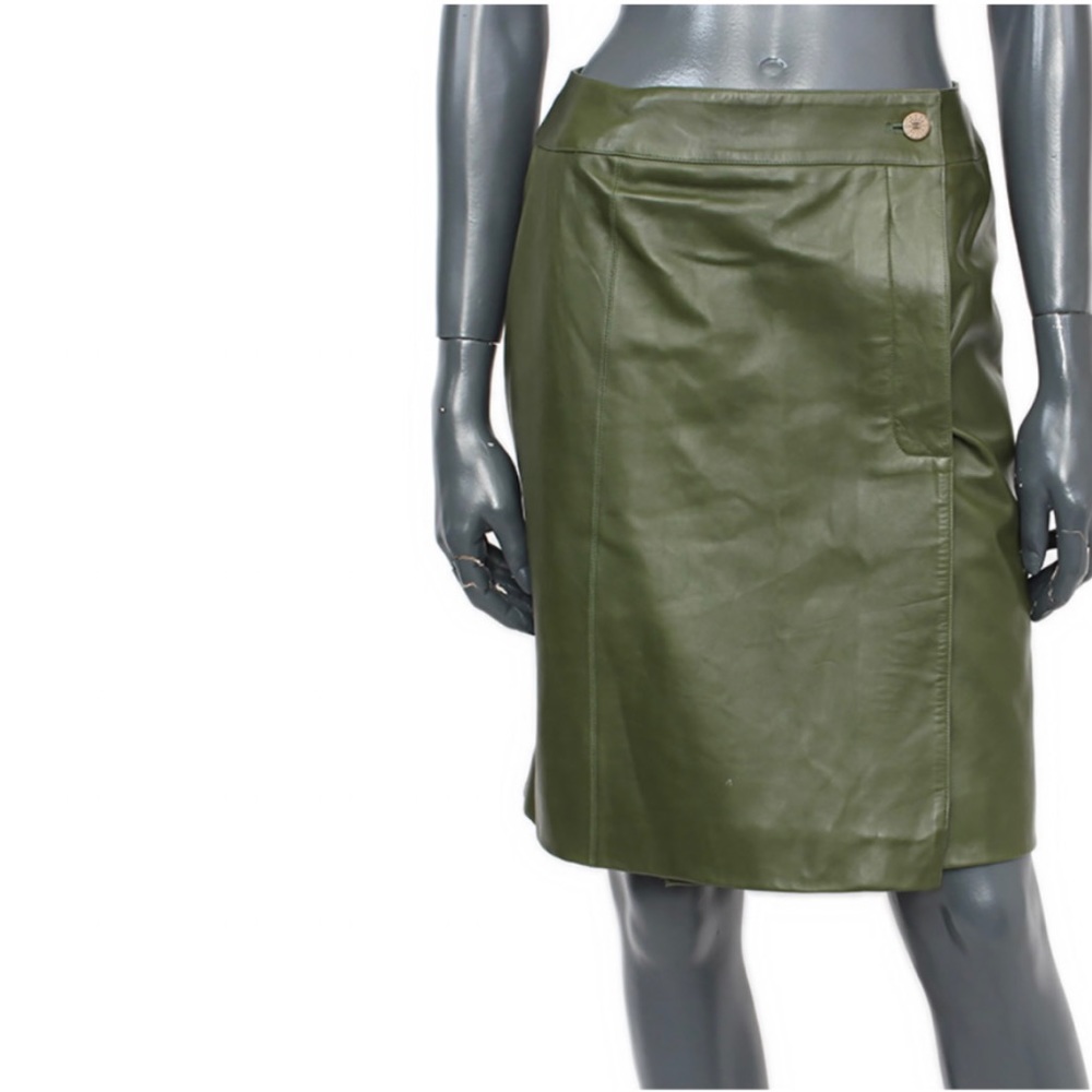 Chanel authentic lamp skin leather green skirt.